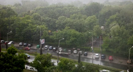 Cod portocaliu de ploi torențiale în București. Mai multe avioane nu pot ateriza la Otopeni din cauza furtunii